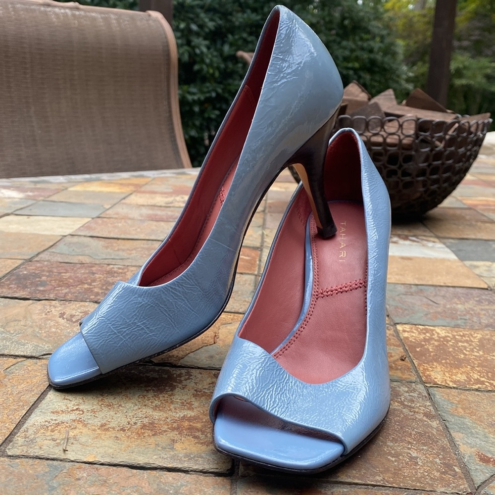 Tahari blue heels with a leather sole, 7 1/2 beautiful shine to these shoes